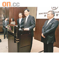 金管局總裁陳德霖（右二）認為，今年投資不宜太進取。右三為副總裁余偉文，右一為儲備管理部助理總裁朱兆荃。