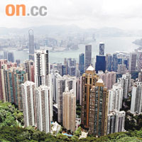 香港樓市去年總成交金額達逾4000億。	（資料圖片）