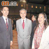 黃志祥（中）與兒子黃永光（左）及女兒黃敏華（右），出席本港一新春酒會。	資料圖片