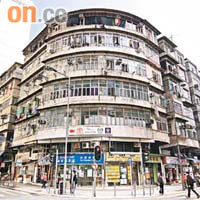 香港仔石排灣道85至97號多幢舊樓，樓齡約52年。