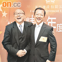 張炳強（左）表示，今年計劃推出四個樓花新盤，涉及面積約達30萬方呎。右為喜來登旺舖董事總經理植柏輝。