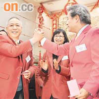 黃金價格虎年首日開市重上萬元，金銀業貿易場理事長李德麟（左）握手祝賀。