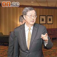 人行行長周小川表示，退市要非常慎重。【設計圖片】