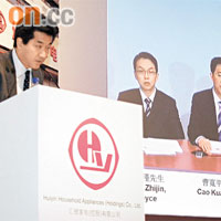 匯銀主席曹寬平（右二）透過視像會議表示，公司會擴充零售網絡至三、四線城市。