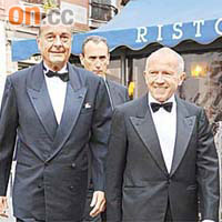 老皮諾（右）與政商界關係良好。左為法國前總統希拉克出席皮諾婚禮。