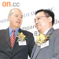 索爾（左）代表巴菲特旗下的中美能源洽商入股比亞迪。