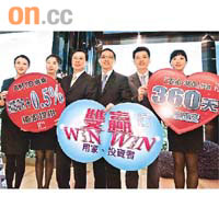 長實郭子威（右三）稱，集團特別安排來自北京的置業大使，來港招待參觀名城1期的內地客。