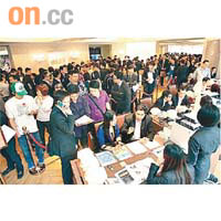 金峰．南岸展銷廳人頭湧湧，大批買家排隊等候選購單位。