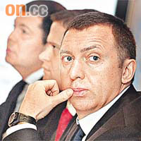 俄鋁行政總裁歐柏嘉（右）稱，兩間冶煉廠的融資可於六個月內落實。