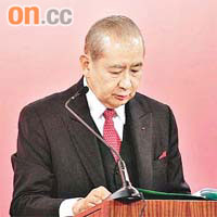 東亞主席兼行政總裁李國寶去年收取5760萬元薪酬，昨日遭小股東質問。