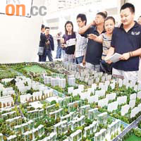 深圳、北京等地相繼推出不同壓抑樓市措施。	資料圖片