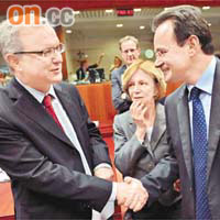 歐盟揚言不惜一切捍衞歐元。圖為歐盟金融事務專員雷恩（左）與西班牙財長薩爾加多（中）及希臘財長帕帕康斯坦丁努（右）會前交談。	(新華社傳真)