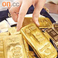 內地央行委員夏斌建議增持黃金儲備，以迴避匯率風險。