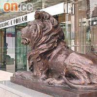 新總部大樓入口置有象徵滙豐的複製獅子像。