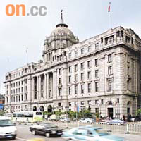 1923年至1955年在上海外灘購下物業改建成滙豐銀行大樓，及後滙豐撤出上海，由上海市政府進駐。滙豐於90年曾與上海市政府洽商購回大樓，但作價不合。現為浦發行總部。
