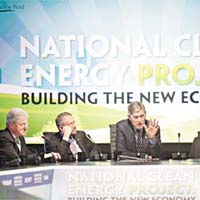 皮肯斯（右一）積極投入新能源發展，尤其重視天然氣及風能。