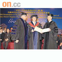 ○七年獲美國西阿拉巴馬州大學授予榮譽博士學位。