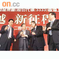 許家印與不少本港富豪關係友好，新世界主席鄭裕彤（中）出席恒大上市後酒會。