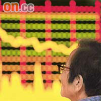 滬綜指數失守2500點關口，收市重挫4.27%。	【美聯社傳真】