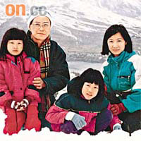 陳力生（左二）與家人旅行時合照，享受天倫樂。