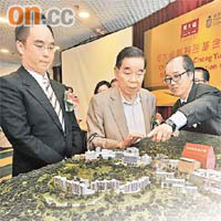 鄭裕彤（中）表示，自己沒有參與認購農行。