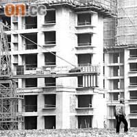 雖然中央政府繼續調控樓市，但保障性住房及基建項目，仍將支持水泥需求。	資料圖片