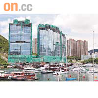 南灣臨海而建，物業可享遊艇俱樂部、海洋公園以至香港仔海峽一帶海景。