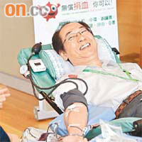 捐血近70次嘅恒生鄭國光，繼續笑住捐血。