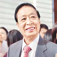 李兆基以十八億元購入山頂地皮。
