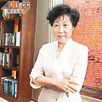 新世界何伍燕榆稱，翹翠峰尚餘二十八伙全屬大單位，買家可獲傢俬套餐優惠。