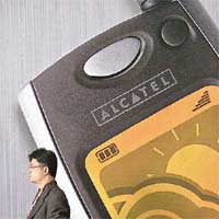 TCL通訊透過Alcatel品牌及ODM主攻中低價手機市場，取得理想成績。	資料圖片