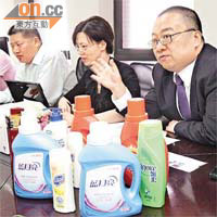 中國三江化工主席管建忠（左二）稱，公司計劃集資後用作擴產。