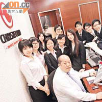 恒豐證券董事長張華峰與大學生們來個大合照。