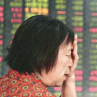 受加息陰霾和中銀監新例傳聞影響，A股昨日急挫。	【美聯社傳真】