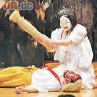 《夜神樂》就像中國的大戲，演員都戴上面具扮演日本神話中的眾神，最大分別是全程冇一句對白，演繹時全靠身體動作與配樂。
