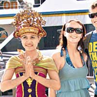 登船前大家記住跟穿上傳統峇里服裝的靚女合照。