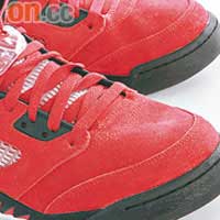 鞋身構造跟足原裝，但一紅一黑的鞋身顏色和物料，都是新版本。
