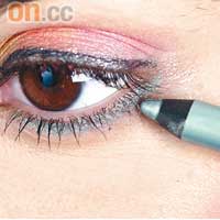 Step 4 畫上綠色下眼線，最後掃上色調自然的胭脂及唇彩。