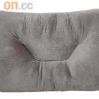 愛皇健備長炭太空綿睡枕，雖只得大碼Size，但以一五折出售，已夠晒叫座力啦，限售一百個。原價$990/1個特價$299/2個