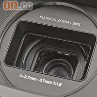採用Fujinon製鏡頭，提供F1.8~2.8光圈及3.7~37mm焦距，支援十倍光學變焦，配合新開發的光學防手震功能，能拍攝出最穩定清晰的高清影像。