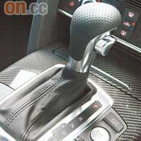 Engine Start擺喺波棍旁邊，撻車毋須扭匙。