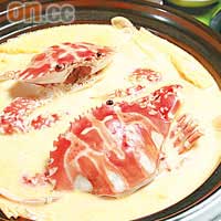 魚湯海鮮蟹煲 $108（私房菜套餐選擇）以海蟹、花甲、枝竹等材料煲近半小時後上碟，魚湯與海鮮的清甜互相輝映。