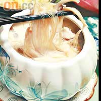 魚湯素翅（前）、薑粒炒飯（後） 各$38愛清淡人士之選，素翅以素鮑魚絲、冬菇加入魚湯內煮成；白飯加入老薑絲炒香，食落醒神。