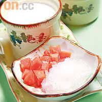 蒜蓉圍蝦油鹽飯 $42基圍蝦以金蒜及豉油同蒸，再放上飯面並淋上調味汁，圍蝦的鮮味與蒜蓉的香口全滲於米飯中，飯桶必食。