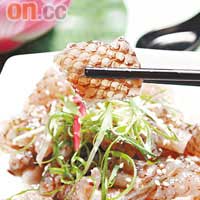 雖屬茶餐廳格局，但亦有圓枱供六位或以上顧客使用。