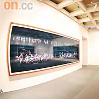 來自德國的Andreas Gursky，以F1賽車場加油修理處作為拍攝主題。