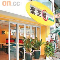 大門以落地玻璃門設計，讓自然光透入，晚上將門全打開後，空氣更通爽，即使炎夏亦不覺熱。