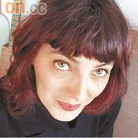 Nathalie Gilles愛為周遭的事物加入天馬行空的鬼主題，作品叫人會心微笑。