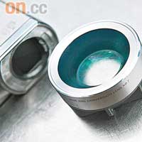 可另配的0.7x廣角鏡VCL-HGE07TB，套在鏡頭前就可將鏡頭由43mm變成30mm。