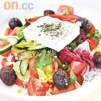 Greek Summer Salad$88 羊奶做成的Feta Cheese，配上餐廳自家醃製的橄欖及牛至草，是希臘人最常吃的家庭菜之一。